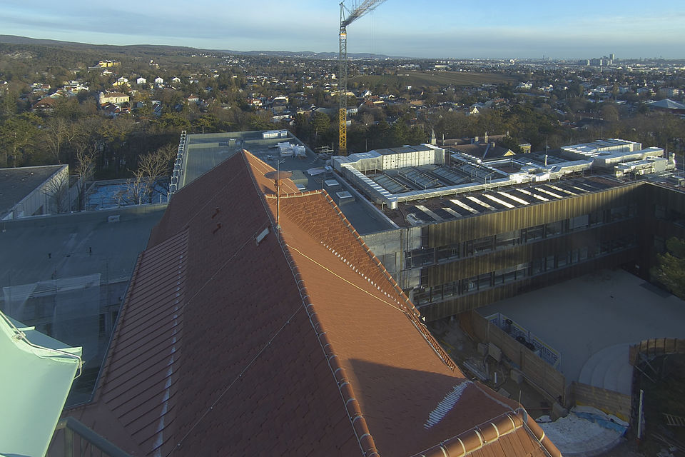 Livebild Baukamera 1 - Webcam 'Gesamtpanorama Blick nach Norden' - Baustelle Zubau BG/BRG Perchtoldsdorf (ca. 5 Minuteninterval)