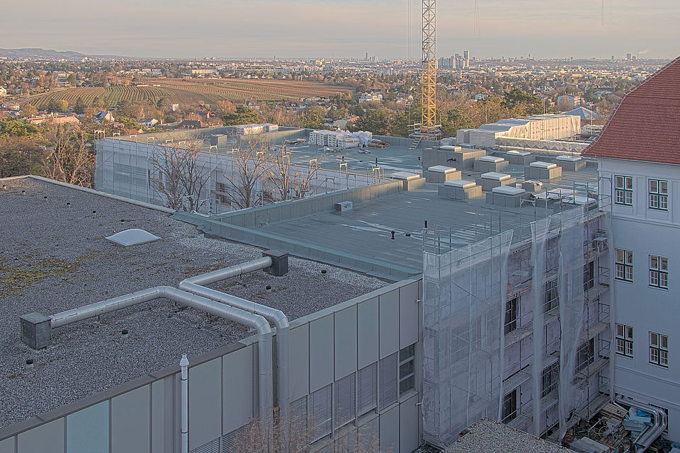 Livebild Baukamera 2 - Webcam 'Gesamtpanorama Blick nach Nordosten' - Baustelle Zubau BG/BRG Perchtoldsdorf (ca. 5 Minuteninterval)